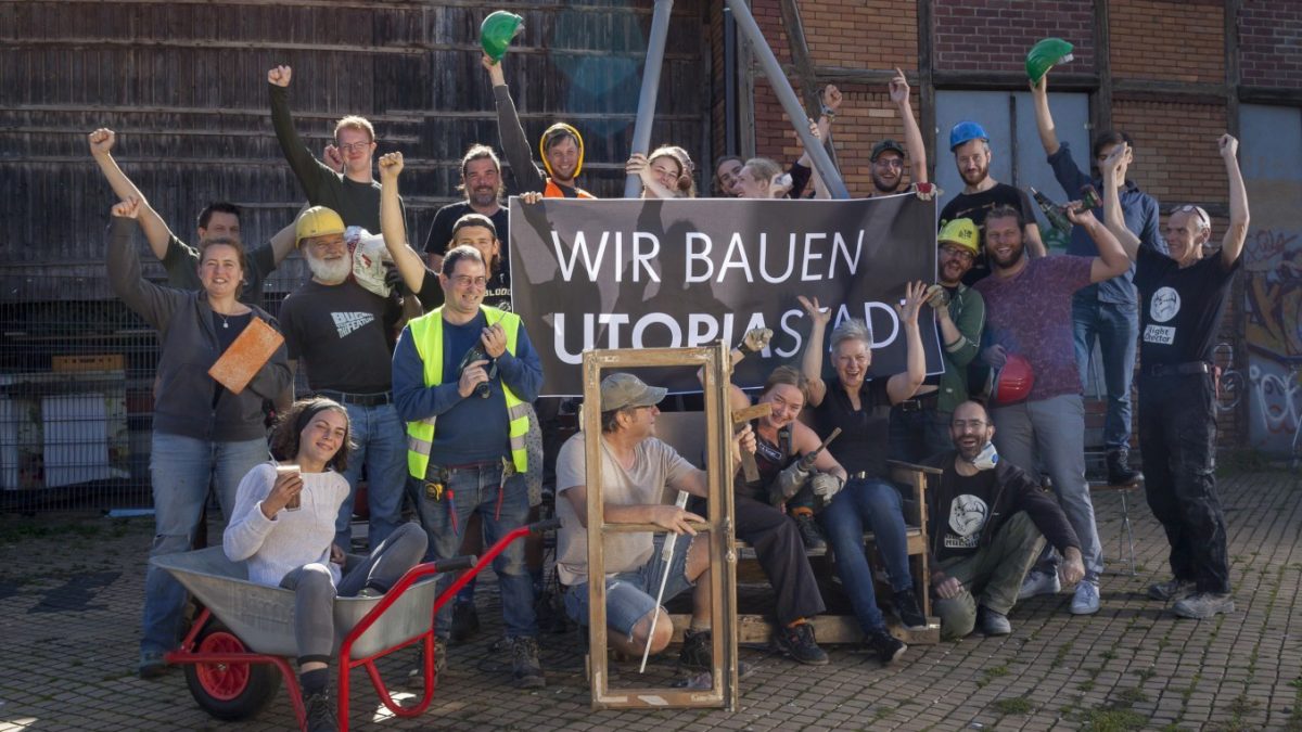 Utopiastadt: Gruppenbild mit ehrenamtlicher Baugruppe